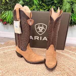 Ariat Yellowstone Arena Dirt
Tan Roughout/Toffee Crunch / Two-Tone Western Boots